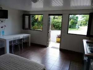 Au Petit Canal Fleuri