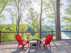 Lake View Country Cabin at Bear Bluff Retreat