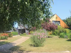 Les Dineux Village
