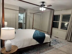 Pet Friendly Lake House with King Master Suite