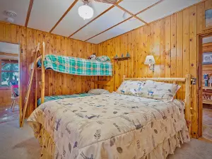 尼克湖畔山林小屋