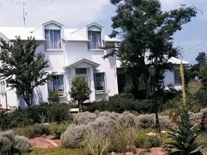 Pension Chisana Shiroi Ie