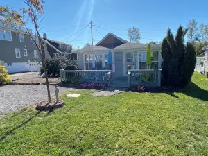 Historic Tiny Cottage Just a Short Walk to the Lake. Pet Friendly!