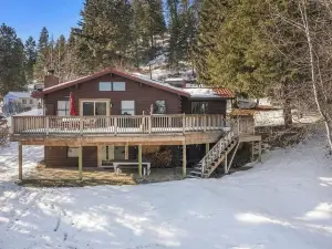 Cozy 3-bedroom cabin in fabulous Worley with AC, WiFi, and a game room.
