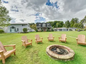 Lakefront Home~Hess Lake. Game Room, Fire Pit, Kayaks, Great Views, Large Yard