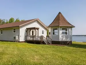 Waterfront Cottage in Georgetown