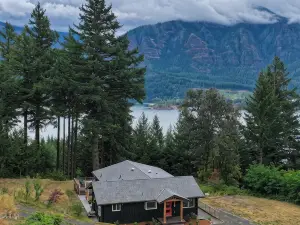 Sauna, River Views, 4Br Homestead Retreat