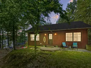 Cottage on Sunrise Lake, Hot Tub, Bonfire, Beach, Kayaks, Dock, Orv Trails