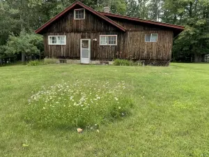 俯瞰天鵝湖沙灘的復古1920年代地下酒吧風格小屋!