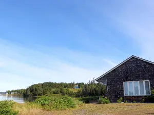 Friars Bay Inn & Cottages