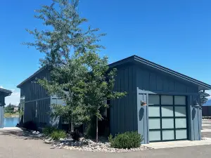 New! 3-bedroom lake-front condo on Flathead Lake
