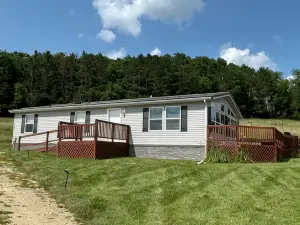 Charming 3-bedroom farmhouse in rural Richland Area with hot tub and A/C
