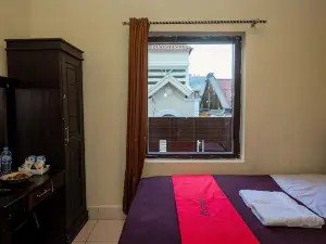 RedDoorz @ Hotel Rich Parepare near Pantai Mattirotasi
