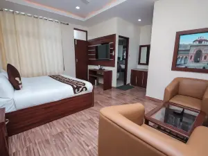 Hotel Social Palace, Chinyalisaur
