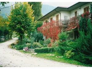 Albergo-Ristorante"Parco alle Noci"tra la Cascata delle Marmore,Labro e valle Santa di S Francesco