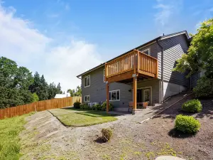 Stylish Two-Story Getaway on Keizer's Quiet Outskirts