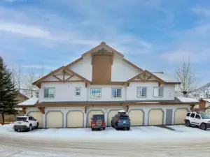 Comfy ski condo with convenient hot tub access.  Close to Beaver Creek and Vail!