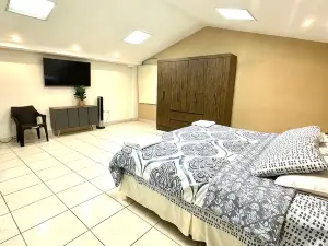 *Entire house/5 rooms/6 beds/2.5 bathrooms/2 garages
