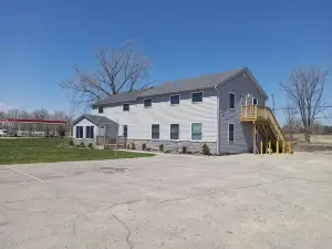 Fishermen and large groups will love this spacious building! Plenty of parking!