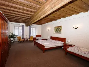 Mini Hotel Abraka & Apartments