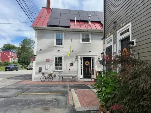 Historic Hallowell AptViewsHot TubWalk Downtown