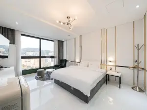 โรงแรมราอุม