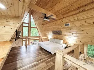 Modern A-Frame-Hot Tub-Gaming Area-EV Charger-10 Minutes to Slade