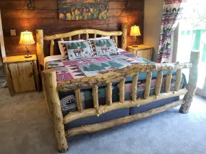 Cozy 4-Bedroom Cabin w/ Hot Tub + King Master Bed
