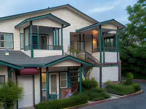 Grass Valley Courtyard Suites