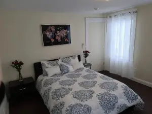 Clean, Comfy & Convenient 1 Bed Apt in the Village