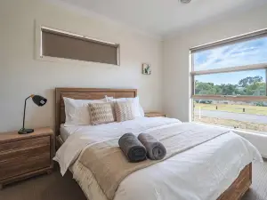 Modern 3B2B1C Home in Doreen