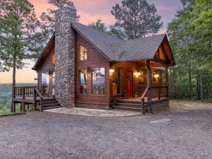 Romantic Couples Cabin! Enjoy breathtaking sunrise views and quiet seclusion.