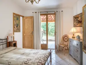 Villa with Pool in Provence -Villa Romantique Sleeps up to 12+4 in Optional Gite