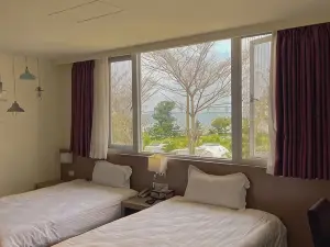 Breeze & Waves A Seaside Inn