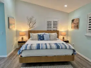 Coastal 3-bedroom cottage 4 blocks from the Beach w/ Mini Golf in Vero Beach