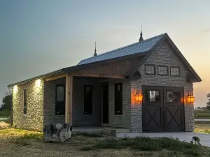Courtside Cottage next to Pickleball Warehouse. Unique place to stay!