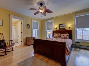 Spacious Victorian in N. Adams-walk to Mass MoCA
