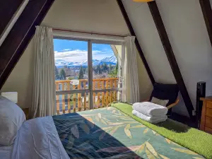 Cozy Lake Tekapo Stay with Mountain Views