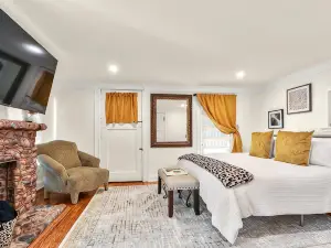 Garden Level 2 bed 2 bath Apartment in Historic District
