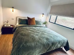 Cascade - Luxe 2-bedroom villa at Small Batch Brewery & Hop Farm on 40 acres