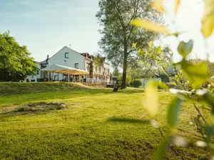 Ostende Chocerady - ubytování u řeky