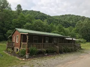 Pioneer cabin in Bowden, Canaan Valley sleeps 8