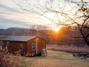 Cedar Wrapped Cozy Villa Cabin - 4 Miles From Trails