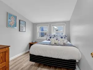 1 Block to Beach with Linens + Towels, BBQ & AC