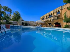 Cornucopia Hotel