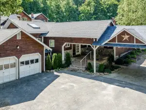 Upstate Historical Artist Villa w/ firepit, pool and close to Candlewood Lake CT