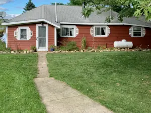 Charming Pratt Lake Lakefront 2BR Cottage