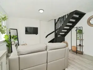 Cosy 2-Bed House | Bury | Free Parking | Near Manchester