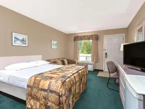 Super 8 by Wyndham Golden