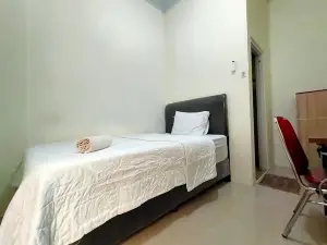 RedDoorz Syariah at Danesti Homestay Near Bandara Sultan Hasanuddin